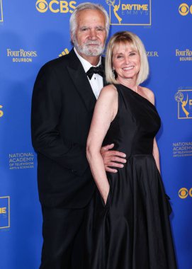 John McCook ve Laurette Spang-McCook 24 Haziran 2022 'de Pasadena Kongre Merkezi' nde düzenlenen 49. Gündüz Emmy Ödülleri 'ne geldiler..