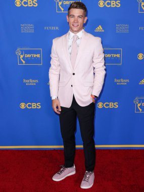 Lucas Adams 24 Haziran 2022 'de Pasadena, Los Angeles, Kaliforniya' da düzenlenen 49. Gündüz Emmy Ödülleri 'ne ulaştı.. 