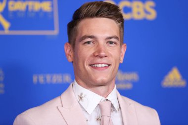 Lucas Adams 24 Haziran 2022 'de Pasadena, Los Angeles, Kaliforniya' da düzenlenen 49. Gündüz Emmy Ödülleri 'ne ulaştı..