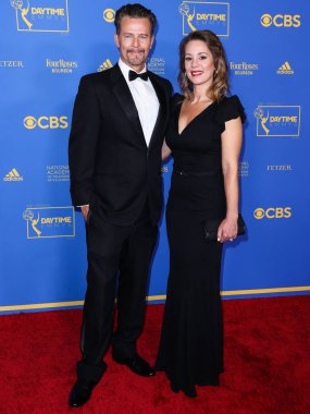 Ted King ve Maya Rodwell 24 Haziran 2022 'de Pasadena Kongre Merkezi' nde düzenlenen 49. Gündüz Emmy Ödülleri 'ne geldiler.. 