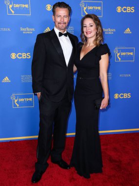 Ted King ve Maya Rodwell 24 Haziran 2022 'de Pasadena Kongre Merkezi' nde düzenlenen 49. Gündüz Emmy Ödülleri 'ne geldiler.. 