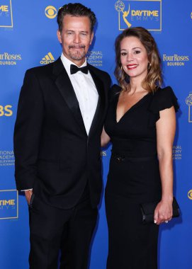 Ted King ve Maya Rodwell 24 Haziran 2022 'de Pasadena Kongre Merkezi' nde düzenlenen 49. Gündüz Emmy Ödülleri 'ne geldiler.. 