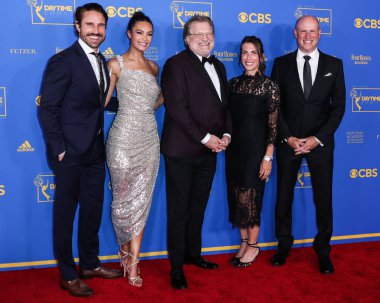 Alexis Gaube ve Drew Carey, 24 Haziran 2022 'de Pasadena Kongre Merkezi' nde düzenlenen 49. Gündüz Emmy Ödülleri 'nde basın odasında poz verdiler.. 