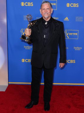 Drama Dizisi Yardımcı Oyuncusunun En İyi Performansı ödülünün sahibi Amerikalı aktör Jeff Kober, 24 Haziran 2022 'de Pasadena, Los Angeles' ta düzenlenen 49. Gündüz Emmy Ödülleri 'nde basın odasında poz verdi. 