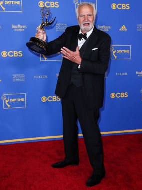 Drama Dizisinde En İyi Erkek Oyuncu ödülünü kazanan Amerikalı aktör John McCook, 24 Haziran 2022 'de Pasadena, Los Angeles' ta düzenlenen 49. Gündüz Emmy Ödülleri 'nde basın odasında poz verdi.