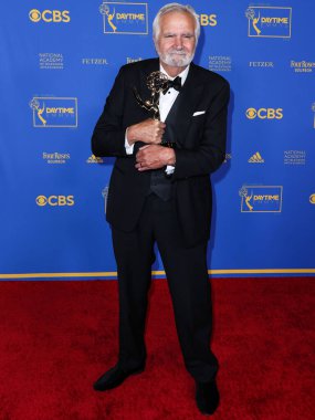 Drama Dizisinde En İyi Erkek Oyuncu ödülünü kazanan Amerikalı aktör John McCook, 24 Haziran 2022 'de Pasadena, Los Angeles' ta düzenlenen 49. Gündüz Emmy Ödülleri 'nde basın odasında poz verdi.