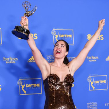 Drama Dizisinde Yardımcı Kadın Oyuncu dalında En İyi Kadın Oyuncu ödülünü kazanan Amerikalı oyuncu Kelly Thiebaud, 24 Haziran 2022 'de Pasadena Kongre Merkezi' nde düzenlenen 49. Gündüz Emmy Ödülleri 'nde basın odasında poz verdi.