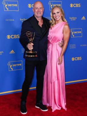 Michael Davies ve Sarah Whitcomb Foss, 24 Haziran 2022 'de Pasadena Kongre Merkezi' nde düzenlenen 49. Gündüz Emmy Ödülleri 'nde basın odasında poz verdiler.. 