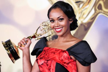 Trinidadian-Kanadalı aktris Mishael Morgan, Drama Dizisi Ödüllerinde En İyi Kadın Oyuncu ödülü sahibi, 24 Haziran 2022 'de Pasadena Kongre Merkezi' nde düzenlenen 49. Gündüz Emmy Ödülleri 'nde basın odasında poz verdi.