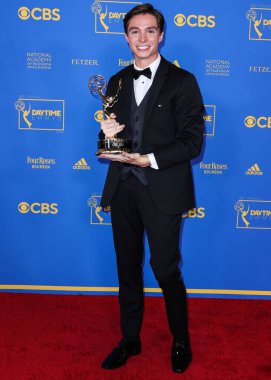 Nicholas Alexander Chavez, Drama Dizisinde En İyi Genç Oyuncu ödülünün sahibi, 24 Haziran 2022 tarihinde Pasadena Kongre Merkezi 'nde düzenlenen 49. Gündüz Emmy Ödülleri' nde basın odasında poz verdi.