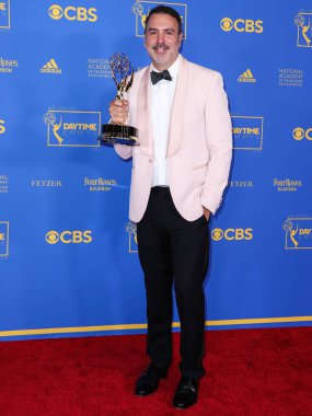 Drama Dizisi için En İyi Yazarlık Ödülü sahibi Amerikalı senarist Ron Carlivati, 24 Haziran 2022 'de Pasadena, Los Angeles, Kaliforniya' da düzenlenen 49. Gündüz Emmy Ödülleri 'nde basın odasında poz verdi.