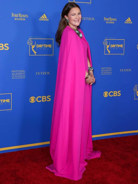 アメリカの女優ドリュー バリモアは 6月にパサデナコンベンションセンターで開催された第49回デイタイムエミー賞に到着します24 2022パサデナ ロサンゼルス カリフォルニア州 アメリカ — ストック写真