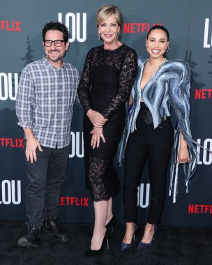 Amerikalı film yapımcısı J.J. Abrams, Amerikalı aktris Allison Janney ve Amerikalı aktris Jurnee Smollett Netflix 'in' Lou 'sunun Los Angeles galasına 15 Eylül 2022' de Hollywood, Los Angeles, ABD 'de düzenlenen Netflix Tudum Theater' a geldiler..