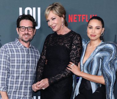 Amerikalı film yapımcısı J.J. Abrams, Amerikalı aktris Allison Janney ve Amerikalı aktris Jurnee Smollett Netflix 'in' Lou 'sunun Los Angeles galasına 15 Eylül 2022' de Hollywood, Los Angeles, ABD 'de düzenlenen Netflix Tudum Theater' a geldiler..