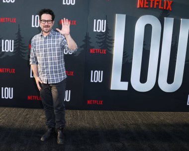 Amerikalı film yapımcısı J.J. Abrams Netflix 'in Lou' sunun Los Angeles galasına 15 Eylül 2022 'de Hollywood, Los Angeles, Kaliforniya, ABD' deki Netflix Tudum Tiyatrosu 'nda geldi..