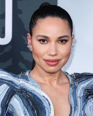Amerikalı aktris Jurnee Smollett Ronald Van Der Kemp kılığında Le Silla topuklu ve Yeprem küpeli olarak Netflix 'in 15 Eylül 2022' de Netflix Tudum Tiyatrosu 'nda düzenlenen' Lou 'filminin Los Angeles galasına geldi..