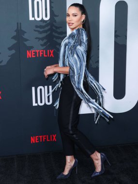 Amerikalı aktris Jurnee Smollett Ronald Van Der Kemp kılığında Le Silla topuklu ve Yeprem küpeli olarak Netflix 'in 15 Eylül 2022' de Netflix Tudum Tiyatrosu 'nda düzenlenen' Lou 'filminin Los Angeles galasına geldi..