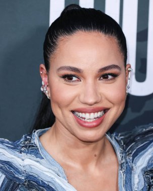 Amerikalı aktris Jurnee Smollett Ronald Van Der Kemp kılığında Le Silla topuklu ve Yeprem küpeli olarak Netflix 'in 15 Eylül 2022' de Netflix Tudum Tiyatrosu 'nda düzenlenen' Lou 'filminin Los Angeles galasına geldi..