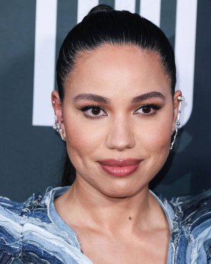 Amerikalı aktris Jurnee Smollett Ronald Van Der Kemp kılığında Le Silla topuklu ve Yeprem küpeli olarak Netflix 'in 15 Eylül 2022' de Netflix Tudum Tiyatrosu 'nda düzenlenen' Lou 'filminin Los Angeles galasına geldi..