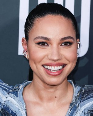 Amerikalı aktris Jurnee Smollett Ronald Van Der Kemp kılığında Le Silla topuklu ve Yeprem küpeli olarak Netflix 'in 15 Eylül 2022' de Netflix Tudum Tiyatrosu 'nda düzenlenen' Lou 'filminin Los Angeles galasına geldi..