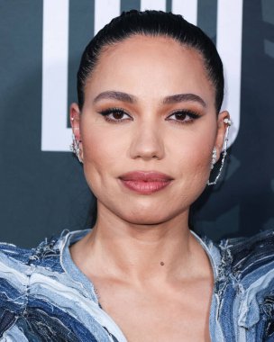 Amerikalı aktris Jurnee Smollett Ronald Van Der Kemp kılığında Le Silla topuklu ve Yeprem küpeli olarak Netflix 'in 15 Eylül 2022' de Netflix Tudum Tiyatrosu 'nda düzenlenen' Lou 'filminin Los Angeles galasına geldi..