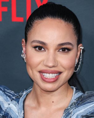 Amerikalı aktris Jurnee Smollett Ronald Van Der Kemp kılığında Le Silla topuklu ve Yeprem küpeli olarak Netflix 'in 15 Eylül 2022' de Netflix Tudum Tiyatrosu 'nda düzenlenen' Lou 'filminin Los Angeles galasına geldi..