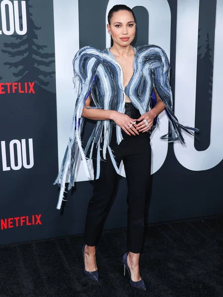 2022年9月15日 美国女演员Jurnee Smollett身穿罗纳德 坎普套装 头戴莱西拉高跟鞋 头戴叶普姆耳环 出席了在美国洛杉矶Netflix Tudum剧场举行的 Lou 洛杉矶首映式 — 图库照片