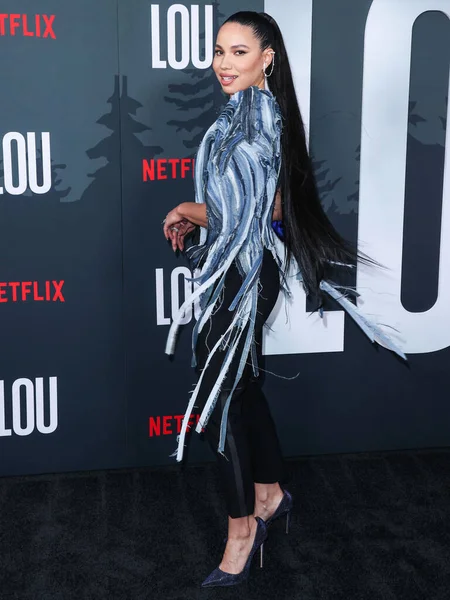 2022年9月15日 美国女演员Jurnee Smollett身穿罗纳德 坎普套装 头戴莱西拉高跟鞋 头戴叶普姆耳环 出席了在美国洛杉矶Netflix Tudum剧场举行的 Lou 洛杉矶首映式 — 图库照片