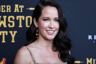 Amerikalı aktris Anna Camp, 23 Haziran 2022 'de ABD' nin Kaliforniya eyaletinin Los Angeles şehrindeki Harmony Gold Tiyatrosu 'nda düzenlenen RLJE Filmcilik' in Los Angeles prömiyerine geldi.. 