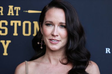 Amerikalı aktris Anna Camp, 23 Haziran 2022 'de ABD' nin Kaliforniya eyaletinin Los Angeles şehrindeki Harmony Gold Tiyatrosu 'nda düzenlenen RLJE Filmcilik' in Los Angeles prömiyerine geldi.. 