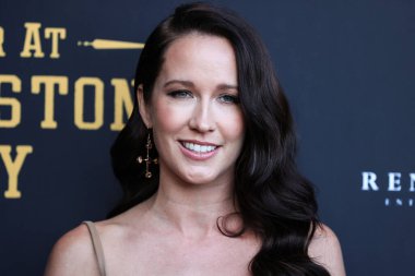 Amerikalı aktris Anna Camp, 23 Haziran 2022 'de ABD' nin Kaliforniya eyaletinin Los Angeles şehrindeki Harmony Gold Tiyatrosu 'nda düzenlenen RLJE Filmcilik' in Los Angeles prömiyerine geldi.. 