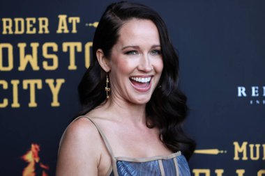 Amerikalı aktris Anna Camp, 23 Haziran 2022 'de ABD' nin Kaliforniya eyaletinin Los Angeles şehrindeki Harmony Gold Tiyatrosu 'nda düzenlenen RLJE Filmcilik' in Los Angeles prömiyerine geldi.. 