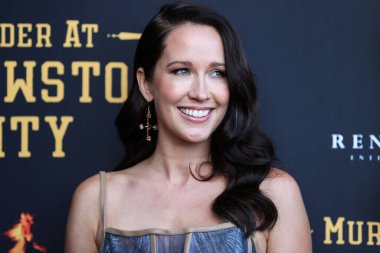 Amerikalı aktris Anna Camp, 23 Haziran 2022 'de ABD' nin Kaliforniya eyaletinin Los Angeles şehrindeki Harmony Gold Tiyatrosu 'nda düzenlenen RLJE Filmcilik' in Los Angeles prömiyerine geldi.. 