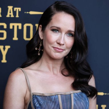 Amerikalı aktris Anna Camp, 23 Haziran 2022 'de ABD' nin Kaliforniya eyaletinin Los Angeles şehrindeki Harmony Gold Tiyatrosu 'nda düzenlenen RLJE Filmcilik' in Los Angeles prömiyerine geldi.. 