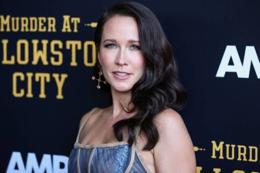 Amerikalı aktris Anna Camp, 23 Haziran 2022 'de ABD' nin Kaliforniya eyaletinin Los Angeles şehrindeki Harmony Gold Tiyatrosu 'nda düzenlenen RLJE Filmcilik' in Los Angeles prömiyerine geldi.. 