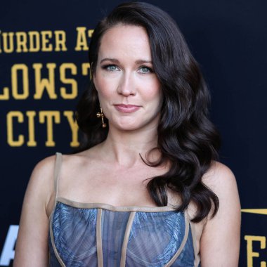 Amerikalı aktris Anna Camp, 23 Haziran 2022 'de ABD' nin Kaliforniya eyaletinin Los Angeles şehrindeki Harmony Gold Tiyatrosu 'nda düzenlenen RLJE Filmcilik' in Los Angeles prömiyerine geldi.. 