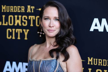 Amerikalı aktris Anna Camp, 23 Haziran 2022 'de ABD' nin Kaliforniya eyaletinin Los Angeles şehrindeki Harmony Gold Tiyatrosu 'nda düzenlenen RLJE Filmcilik' in Los Angeles prömiyerine geldi.. 