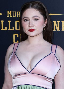 Amerikalı aktris Emma Kenney, 23 Haziran 2022 'de Amerika Birleşik Devletleri' nin Kaliforniya eyaletinin Los Angeles şehrindeki Harmony Gold Tiyatrosu 'nda düzenlenen RLJE Filmcilik' in Los Angeles prömiyerine geldi..