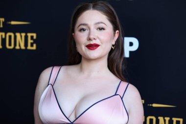 Amerikalı aktris Emma Kenney, 23 Haziran 2022 'de Amerika Birleşik Devletleri' nin Kaliforniya eyaletinin Los Angeles şehrindeki Harmony Gold Tiyatrosu 'nda düzenlenen RLJE Filmcilik' in Los Angeles prömiyerine geldi..