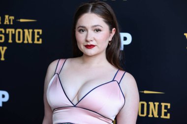 Amerikalı aktris Emma Kenney, 23 Haziran 2022 'de Amerika Birleşik Devletleri' nin Kaliforniya eyaletinin Los Angeles şehrindeki Harmony Gold Tiyatrosu 'nda düzenlenen RLJE Filmcilik' in Los Angeles prömiyerine geldi..