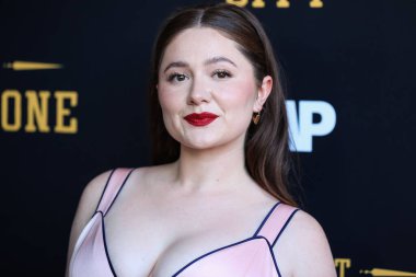 Amerikalı aktris Emma Kenney, 23 Haziran 2022 'de Amerika Birleşik Devletleri' nin Kaliforniya eyaletinin Los Angeles şehrindeki Harmony Gold Tiyatrosu 'nda düzenlenen RLJE Filmcilik' in Los Angeles prömiyerine geldi..