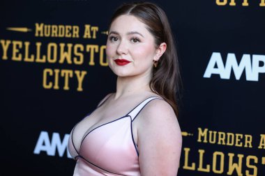 Amerikalı aktris Emma Kenney, 23 Haziran 2022 'de Amerika Birleşik Devletleri' nin Kaliforniya eyaletinin Los Angeles şehrindeki Harmony Gold Tiyatrosu 'nda düzenlenen RLJE Filmcilik' in Los Angeles prömiyerine geldi..