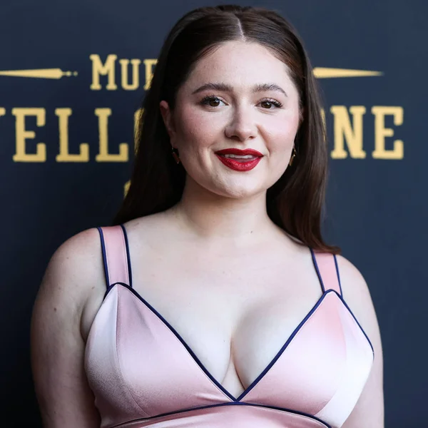 Amerikkalainen Näyttelijä Emma Kenney Saapuu Los Angeles Premiere Rlje Films — kuvapankkivalokuva