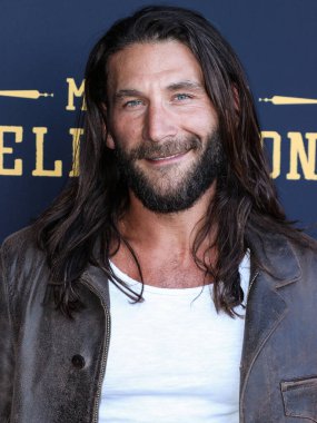 Amerikalı film oyuncusu Zach McGowan, 23 Haziran 2022 'de Los Angeles, Kaliforniya, ABD' de bulunan Harmony Gold Tiyatrosu 'nda düzenlenen RLJE Filmcilik' in Los Angeles prömiyerine geldi..
