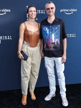 Amerikalı aktris Natasha Halevi ve kocası / Amerikalı aktör Sean Gunn, 22 Haziran 2022 'de Los Angeles' ta düzenlenen Amazon Prime Video 'nun' The Terminal List '1. sezonuna geldiler.