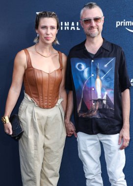 Amerikalı aktris Natasha Halevi ve kocası / Amerikalı aktör Sean Gunn, 22 Haziran 2022 'de Los Angeles' ta düzenlenen Amazon Prime Video 'nun' The Terminal List '1. sezonuna geldiler.