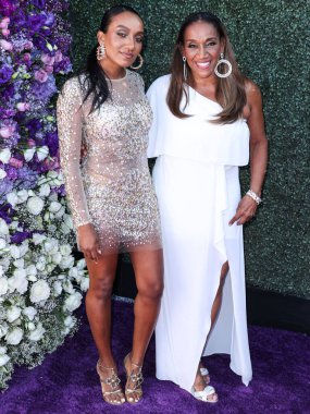 Kristen Gabrielle Lightfoot ve anne / Amerikalı şarkıcı / söz yazarı Kathy Sledge, 18 Haziran 2022 'de ABD' nin Kaliforniya eyaletinin Los Angeles kentinde RJ 'nin yerinde düzenlenen HollyRod Vakfı' nın Özel Bakım 2022 Gala 'sına geldiler.. 