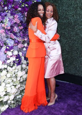 Amerikalı muhabir Nischelle Turner ve Amerikalı aktris Holly Robinson Peete, 18 Haziran 2022 'de ABD' nin Kaliforniya eyaletinin Los Angeles kentinde RJ 'in yerinde düzenlenen HollyRod Vakfı' nın Tasarım 2022 Gala 'sına geldiler.. 