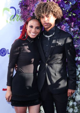 Amerikan televizyon karakteri Ryan Elizabeth Peete ve kardeşi Roman Peete, 18 Haziran 2022 'de ABD' nin Kaliforniya eyaletinin Los Angeles kentinde RJ 'nin Yeri' nde düzenlenen HollyRod Vakfı 'nın 2022 sayılı Gala' sına geldiler.. 