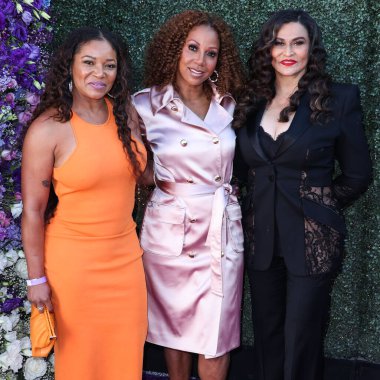 Amerikalı aktris Tamala Jones, Amerikalı aktris Holly Robinson Peete ve Amerikalı iş kadını Tina Knowles Lawson, 18 Haziran 2022 'de ABD' nin Kaliforniya eyaletinin Los Angeles kentinde bulunan RJ 'nin Yeri' nde düzenlenen HollyRod Vakfı 'nın 2022 Gala' sına geldiler.. 